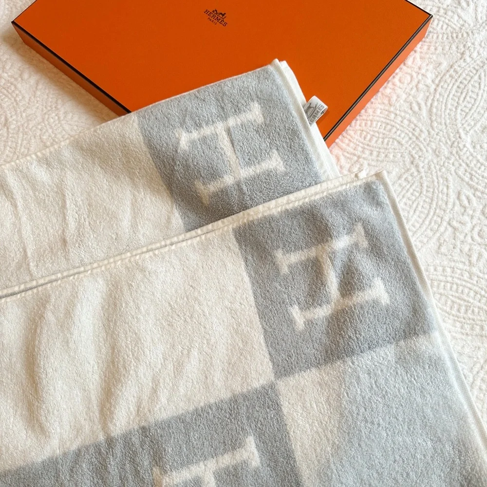 Hermès Avalon Large Bath Towel Baby Blue – NEW w/ Box/ Bag